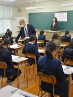適性検査の問題用紙が配られ、開始時間を待つ児童ら＝佐賀市の致遠館中学校