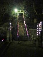 彦山神社前の階段に飾られた竹灯籠＝唐津市相知町、提供