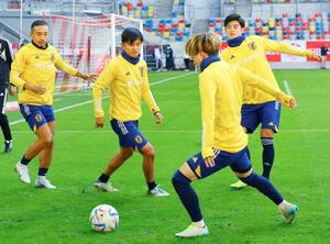 Final preparations for the match against the USA (from left to right) Nagatomo, Kubo and others = Düsseldorf (Kyodo)