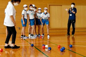 ボッチャの体験会で、目標球を目掛けてボールを投げる子どもたち＝昨年９月、佐賀市の巨勢小