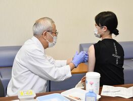 新型コロナウイルスワクチンの３回目の接種を受ける医療従事者＝１日、佐賀市富士町の富士大和温泉病院