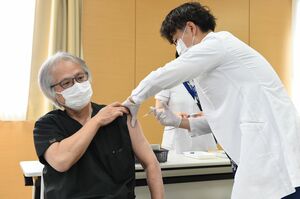 新型コロナウイルスのワクチン接種を受ける医療従事者＝２２日午後、佐賀市の独立行政法人国立病院機構佐賀病院