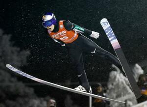 　Ｗ杯ジャンプ男子個人第３戦で今季初勝利を挙げた小林陵侑。スキーの日本男子で初めてＷ杯通算２０勝に到達した＝ルカ（共同）
