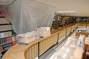 雨漏りへの応急措置として本棚がビニールで覆われている＝佐賀市城内の県立図書館
