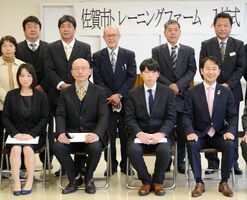 トレーニングファームに入校した（前列左から）波戸崎伸介、裕子さん夫妻、江口慶和さん＝佐賀市富士支所
