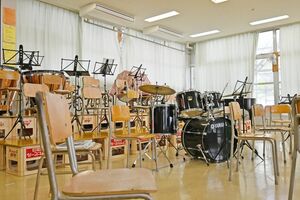 エアコンが設置されている県内の中学校の音楽室