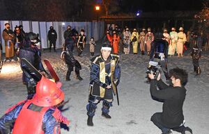 甲冑姿などで「だるまさんが転んだ」を楽しむ参加者たち＝唐津市東城内の唐津城