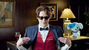 巽幸太郎役の声優・宮野真さんが「２０２１年元旦に重大発表をする」と宣言した動画の一場面