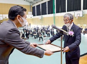 山口祥義知事（左）から感謝状を受け取る竹下始さん＝佐賀市の県農業試験研究センター