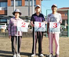秀島酒店杯ＧＧ大会（左から）２位の佐藤マツヨさん、１位の木塚賢司さん