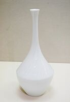 陶磁器技能士の浦郷壮さんの「青白磁つる首花瓶」
