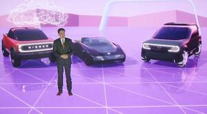　日産自動車の「長期ビジョン」を発表する内田誠社長兼ＣＥＯ。奥は新型電気自動車のイメージ＝２９日午前