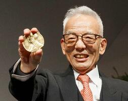 　ノーベル物理学賞のメダルを手に笑顔を見せる真鍋淑郎・米プリンストン大上席研究員＝６日、米ワシントンの科学アカデミー（共同）