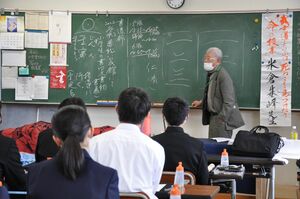 体を使って書くことなどを生徒たちに伝える米倉さん＝佐賀市の佐賀西高