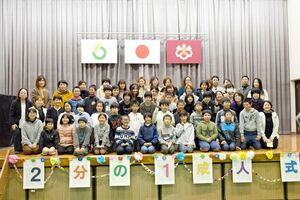 「２分の１成人式」を迎えた児童とその保護者たち＝嬉野市塩田町の塩田小学校