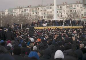 　４日、カザフスタン西部マンギスタウ州で燃料の値上げに抗議する人々（タス＝共同）