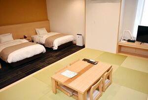 新設した客室。畳を取り入れ、最大５人が一緒に泊まれる＝佐賀市のホテルグランデはがくれ