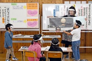 １年の国語の授業で、新聞を活用しながら好きな教科を発表する子どもたち＝嬉野市の久間小