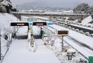 大雪の影響で通行止めとなった長崎道鳥栖インターチェンジ＝８日午前８時５０分ごろ、鳥栖市田代本町