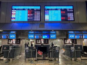 　２６日、南アフリカ・ヨハネスブルクの空港で、ロンドン行き航空便の欠航を表示する電光掲示板（ロイター＝共同）