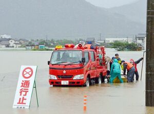 浸水した家からゴムボートで救助される住民＝武雄市朝日町甘久