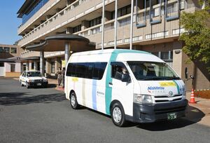 シャトルバスに使用する車両とオンデマンド交通用のタクシー＝基山町役場前