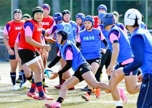 桐蔭学園戦に向け、練習で汗を流す佐賀工の選手たち＝奈良県天理市の天理高校ラグビー場
