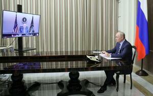 　７日、バイデン米大統領とテレビ電話で会談するロシアのプーチン大統領＝ソチ（ロイター＝共同）