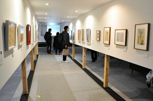 トンネルのような空間にも作品が並ぶ＝佐賀市の県立博物館