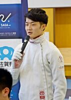 県と日本フェンシング協会の連携協定式であいさつし、今後の決意を述べる古田育男＝ＳＡＧＡサンライズパーク総合体育館フェンシング場