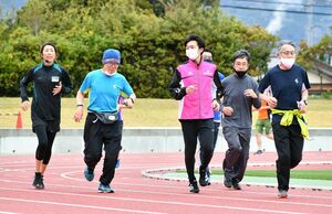 参加者と一緒に走る土佐礼子さん（左）＝佐賀市のＳＡＧＡサンライズパーク陸上競技場