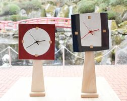 洋風でおしゃれなデザインに仕上がった宝寿窯の時計＝武雄市武雄町の陽光美術館