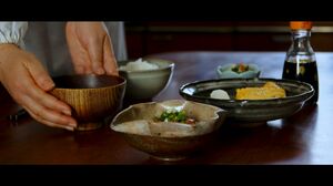 宮島醤油が作った“短編映画”の一場面。食卓には祖母の手料理が並ぶ（提供）
