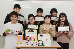 こども宅食事業に活用してもらおうとティッシュの箱などを装飾した生徒たち＝佐賀市の九州国際高等学園