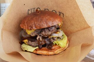 肉感たっぷり！アメリカンなハンバーガー　吉野ヶ里町にキッチンカーがオープン