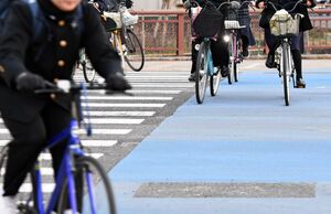 通学や通勤で多くの自転車が行き交う佐賀市内の交差点。学生の並進などが目立った＝佐賀市内