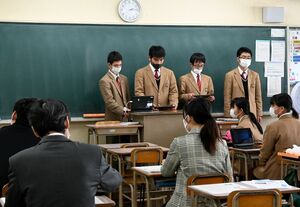 地域の課題解決について発表する生徒たち＝神埼市の神埼清明高