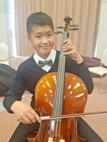 地元オーケストラで唯一の小学生としてチェロを奏でる末永吉平君