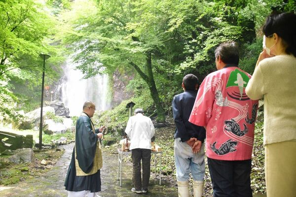 小城 清水の滝で山開き式 観光需要の回復に期待 行政 社会 佐賀新聞ニュース 佐賀新聞live