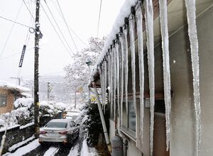 屋根への積雪が続き、長いもので１メートル近くつららが伸びた住宅＝９日午後３時１０分ごろ、三養基郡基山町（撮影・志垣直哉）