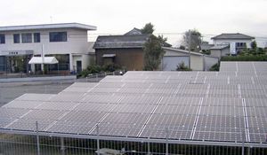 各地に設置が進む太陽光発電施設。その有効活用は試行錯誤が続いている＝佐賀市（提供）
