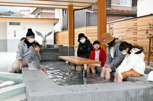 嬉野温泉街３カ所目の足湯施設広場として、３０日に開設した「湯っつら広場」＝同市嬉野町下宿