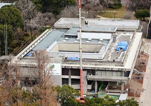 屋上の防水改修工事が実施されている県立図書館＝佐賀市城内
