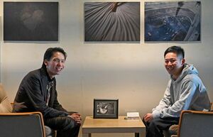 写真展を開く鷲﨑雄一さん（右）と高野ぴえろさん＝佐賀市のシアター・シエマ