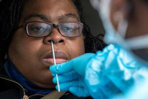 　２日、米オハイオ州で新型コロナウイルスの検査を受ける市民（ロイター＝共同）